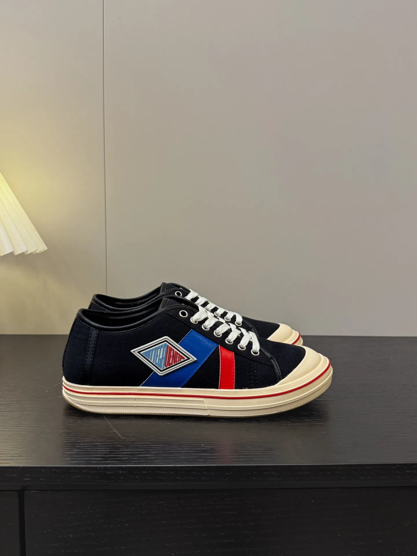 👟👟Ex-factory price 460👟👟 (Men's size +1️⃣0️⃣) BVOrbit's latest 2025 catwalk model, developed 1:1 from the original board, classic color matching elements! This is the biggest highlight of this shoe, eye-catching but not exaggerated design, super cool for daily use, super versatile whether paired with pants, sweaters or skirts, looks good no matter how you wear it, the more you look at it, the more you like it ❗️ Outsole: Original outsole color: 5 colors code number: female 35-40 male 39-44